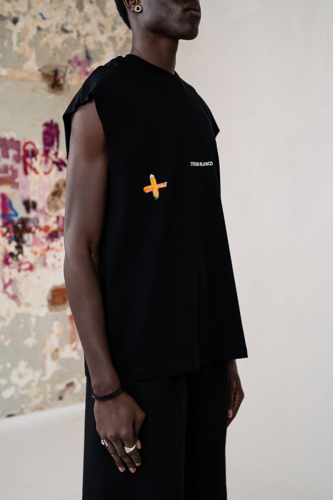 The Outline Sleeveless T-Shirt Black