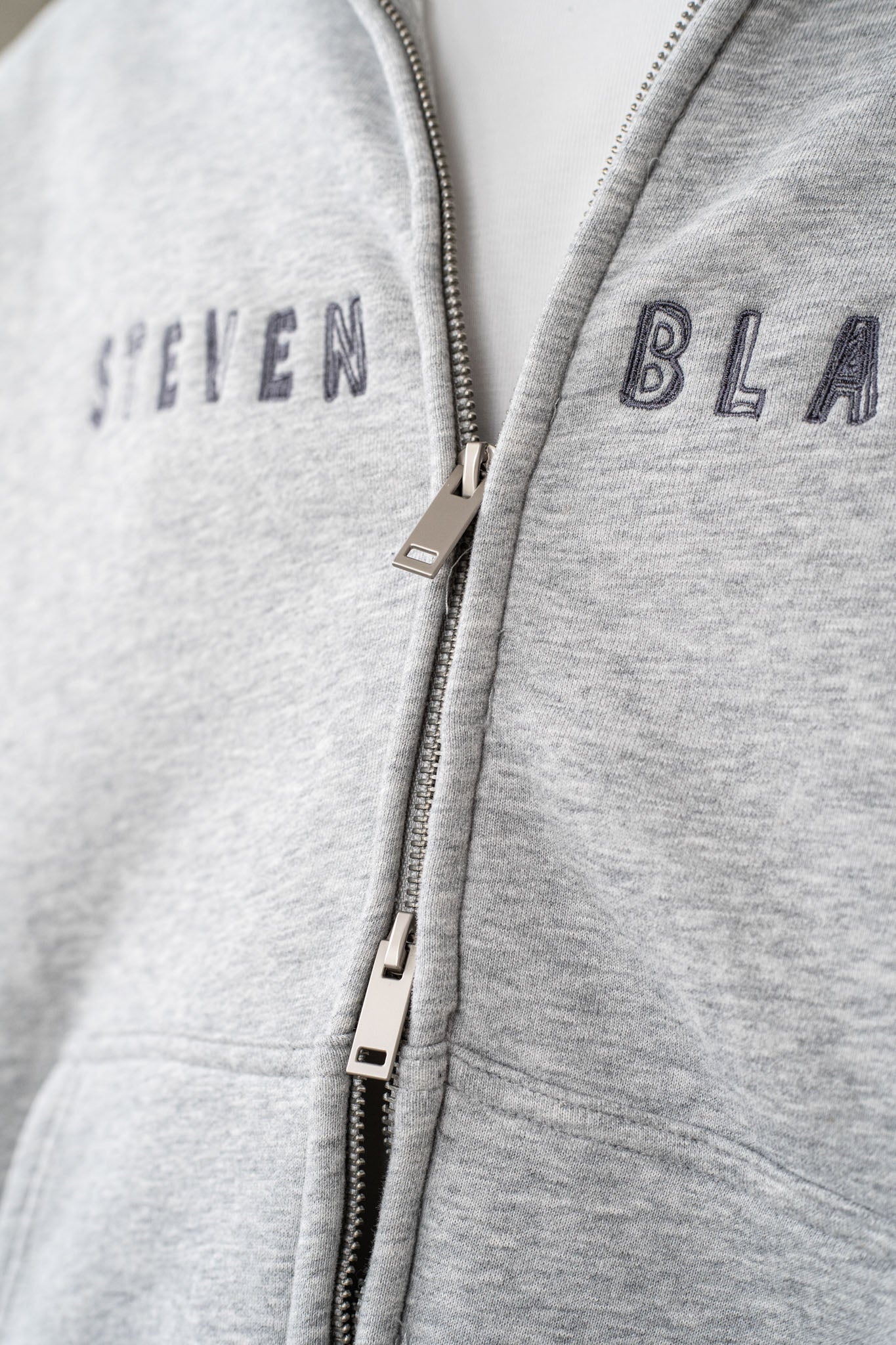 A Cinza Zip-Up Hoodie Grey